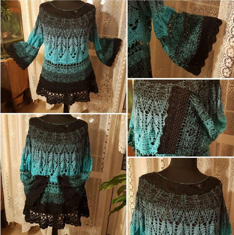 Gehäkelte Damen-Tunika mit weiten Ärmeln und Farbverlauf in Türkis und Schwarz auf einer Schneiderpuppe