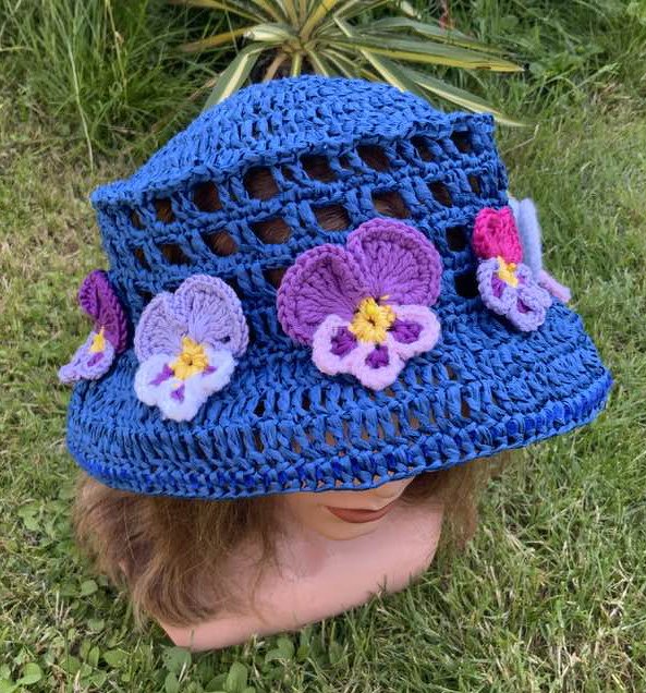 Luftiges Sommerhütchen aus Bast - Bild 2