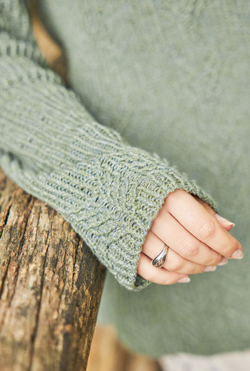 Khakifarbener Langarm-Strickpulli mit Musterstreifen