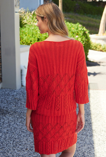 Roter Pulli und Rock im Ajour- und Rippenmuster