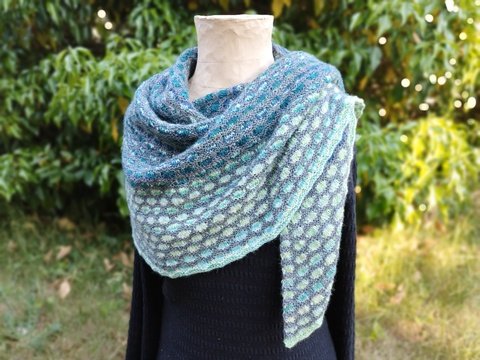 gestricktes halbrundes Tuch