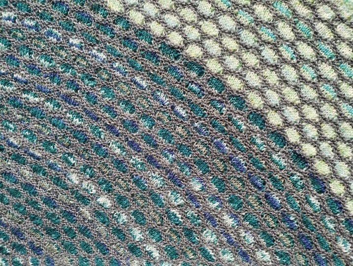 gestricktes halbrundes Tuch