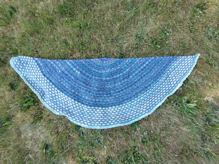 gestricktes halbrundes Tuch