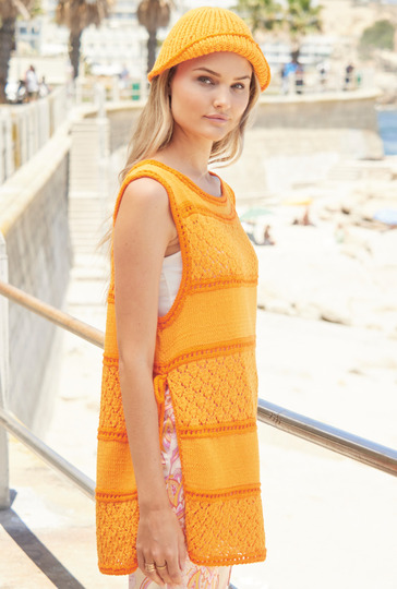 Tunika mit offenen Seiten und Hut in Orangetönen