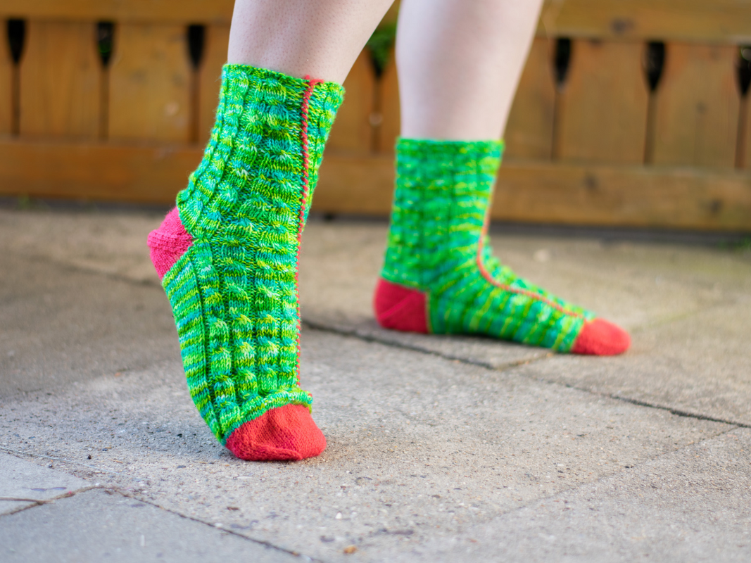 Strickanleitung für flach gestrickte Socken mit Zopfmuster "Valgus"