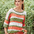 Oversize-Pulli mit breiten Streifen in Olivgrün, Korallenrot und Sandweiß