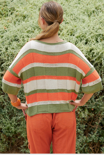 Oversize-Pulli mit breiten Streifen in Olivgrün, Korallenrot und Sandweiß