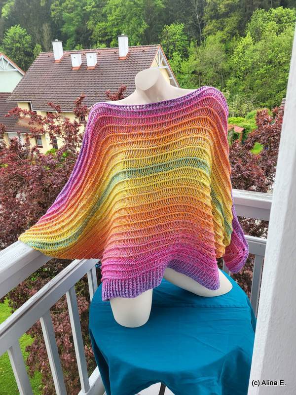 Mehrfarbiger gehäkelter Damenponcho mit Farbverlauf und Rippenmuster auf Schaufensterpuppe