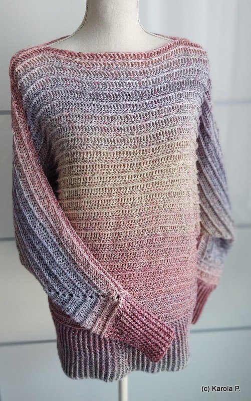 Gehäkelter Damenpullover auf einer Schneiderpuppe mit sanftem Farbverlauf von Beige/Rosé zu Violett/Grau; Ärmel und Saum mit Rippbündchen.