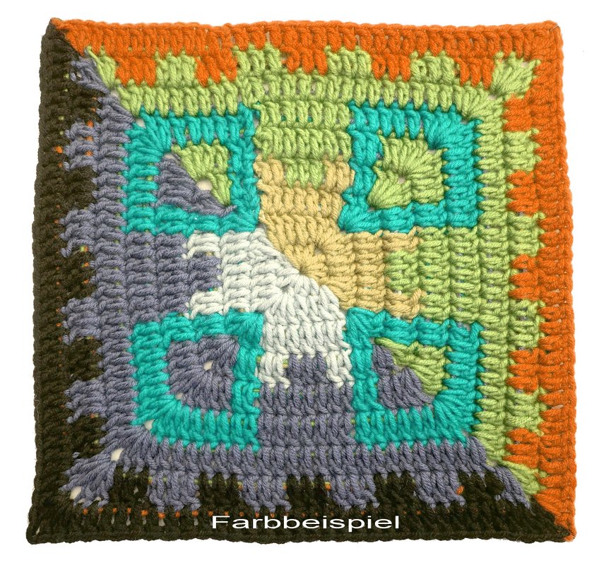 Gehäkeltes Granny-Quadrat mit orange-grünem Rand und türkis-grauen Feldern