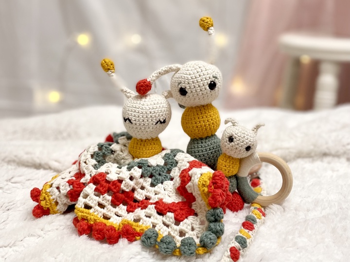 Häkelanleitung Amigurumi Baby Set Raupe | Rassel, Greifling, Schnuffeltuch