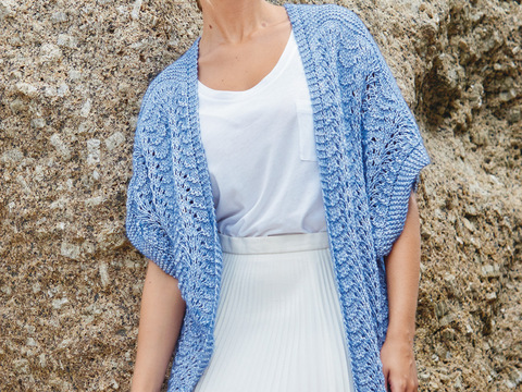 Hellblaue Weste mit Pfauenmuster