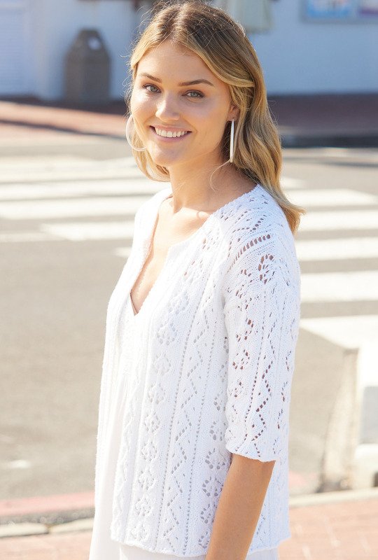 Weiße Jacke mit kurzen Ärmeln und Ajourmuster