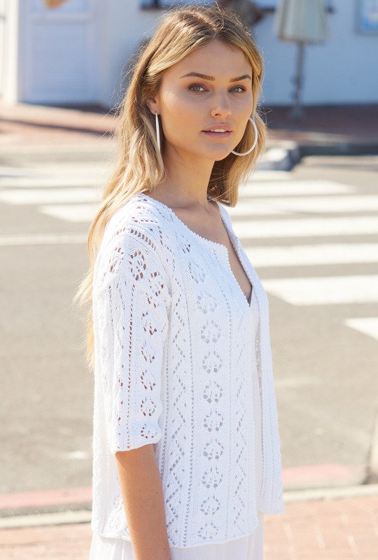 Weiße Jacke mit kurzen Ärmeln und Ajourmuster