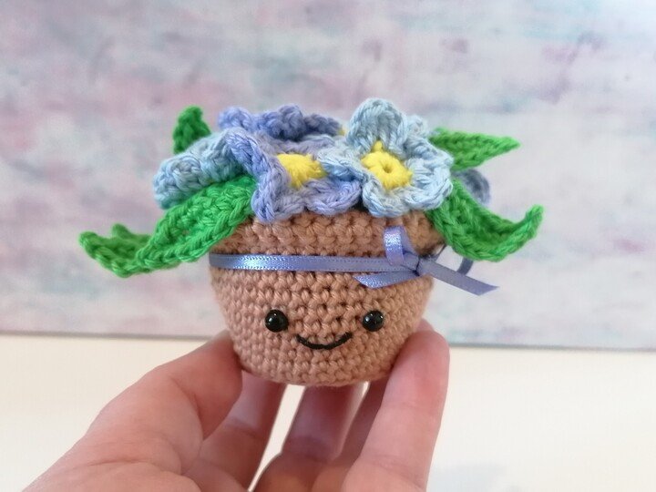 Vergissmeinnicht im Blumentopf – süße Häkelanleitung für Deko & Geschenk