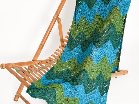 Im Wellenmuster mit drei Farben gehäkeltes Strandlaken