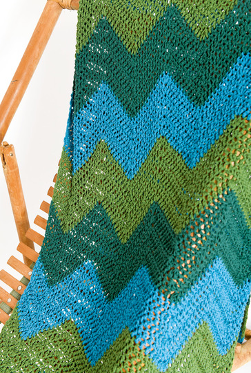 Im Wellenmuster mit drei Farben gehäkeltes Strandlaken