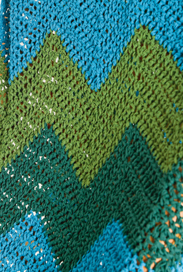 Im Wellenmuster mit drei Farben gehäkeltes Strandlaken