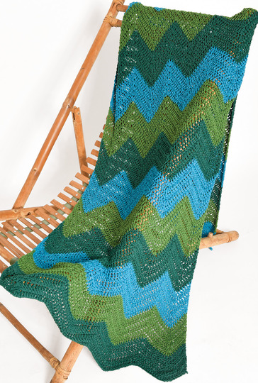 Im Wellenmuster mit drei Farben gehäkeltes Strandlaken
