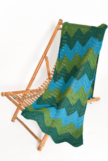 Im Wellenmuster mit drei Farben gehäkeltes Strandlaken