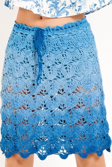 Kniekurzer, von oben gehäkelter Rock  in Blautönen