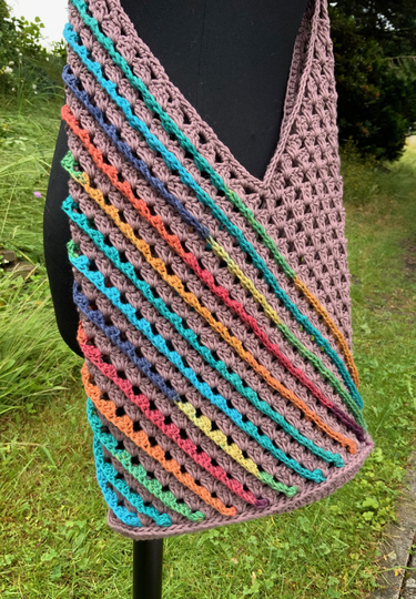 Einfache UmhängeTasche mit schrägen, bunten Streifen