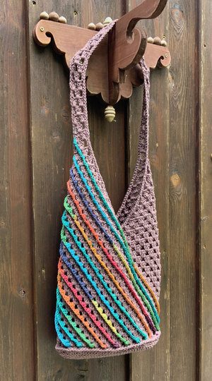 Einfache UmhängeTasche mit schrägen, bunten Streifen