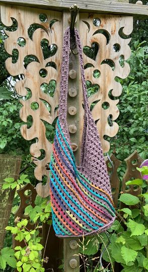 Einfache UmhängeTasche mit schrägen, bunten Streifen