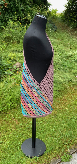 Einfache UmhängeTasche mit schrägen, bunten Streifen