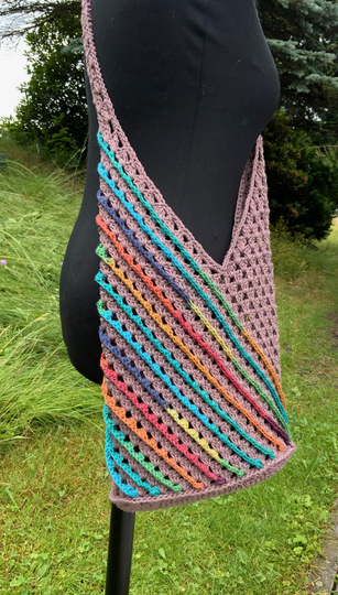 Einfache UmhängeTasche mit schrägen, bunten Streifen