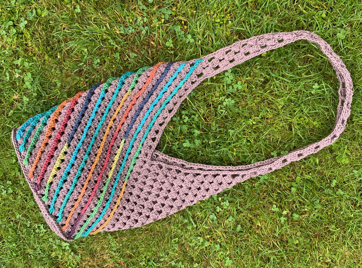 Einfache UmhängeTasche mit schrägen, bunten Streifen