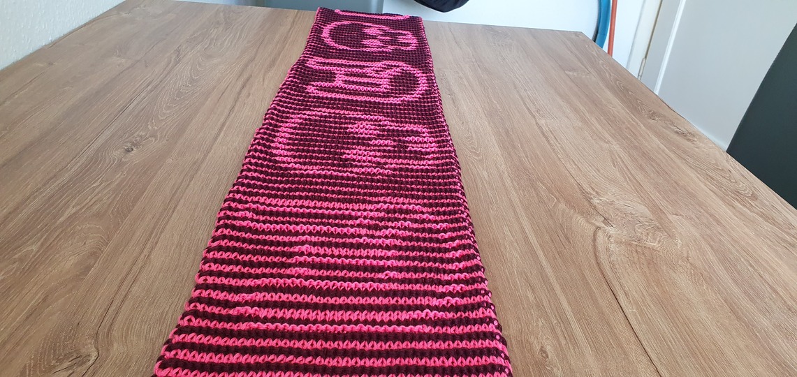 Totenkopf & "Pommesgabel", Schal, Schattenstricken, Illusionsstricken,