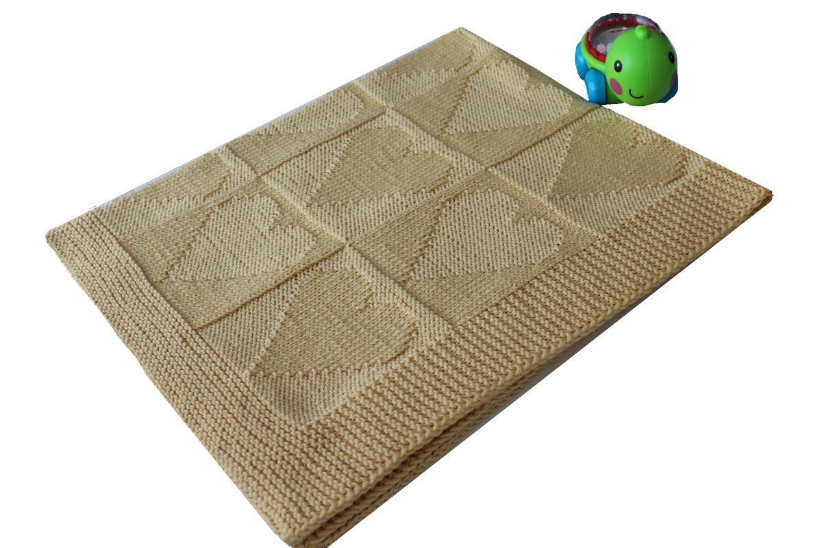 Beige gestrickte Babydecke mit neun Herzquadraten und strukturiertem Rand