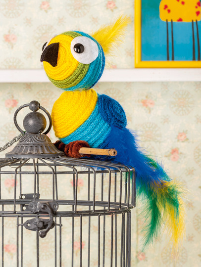 Farbenfroher Papagei aus Wollkordeln mit der Strickliesel
