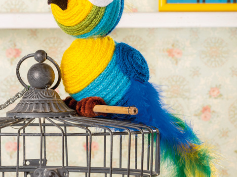 Farbenfroher Papagei aus Wollkordeln mit der Strickliesel
