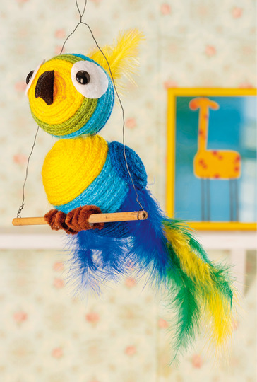 Farbenfroher Papagei aus Wollkordeln mit der Strickliesel