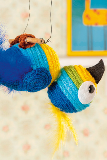 Farbenfroher Papagei aus Wollkordeln mit der Strickliesel