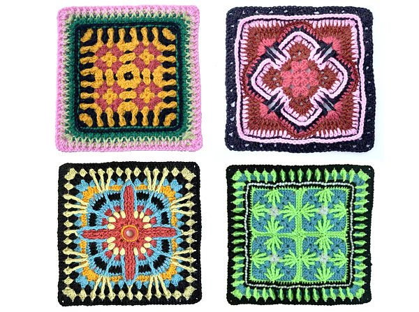 Vier gehäkelte Granny Squares in verschiedenen Farben und Mustern auf weißem Hintergrund