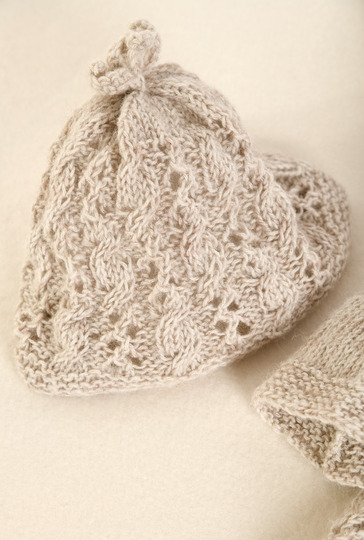 Strick-Set aus Mütze, Jacke und Hose in Beige fürs Baby