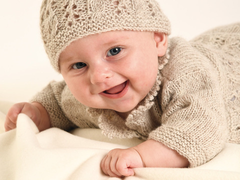 Strick-Set aus Mütze, Jacke und Hose in Beige fürs Baby