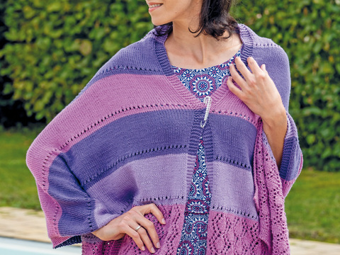 Senkrecht gestreiftes Stricktuch in Lila-Rosa-Flieder mit Lochmuster