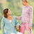 Jacke und Pulli in Pastelltönen mit Abschlüssen aus Schnüren