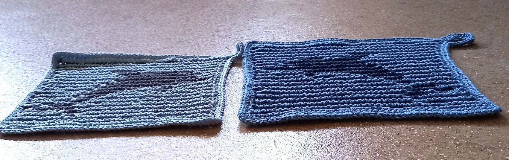 Gestrickte rechteckige Topflappen in Hell- und Mittelblau mit Aufhängeschlaufen