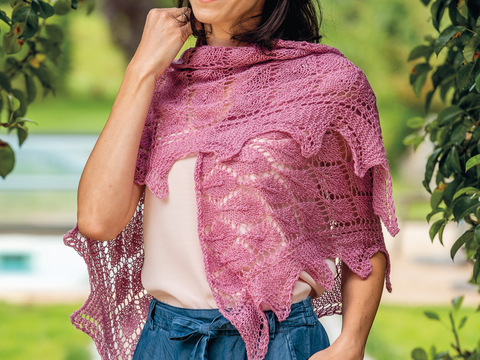 Gestricktes rosafarbenes Tuch im Ajourmuster