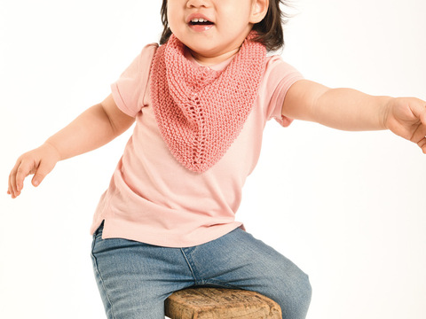 Gestricktes Baby-Lätzchen und -Halstuch in verschiedenen Farben