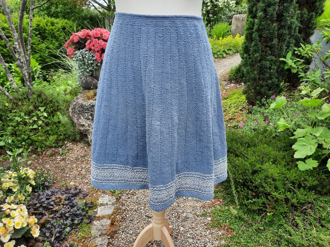 Strickanleitung für sommerlichen Rock "Veronica" in Jeansblau