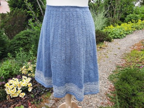 Strickanleitung für sommerlichen Rock "Veronica" in Jeansblau