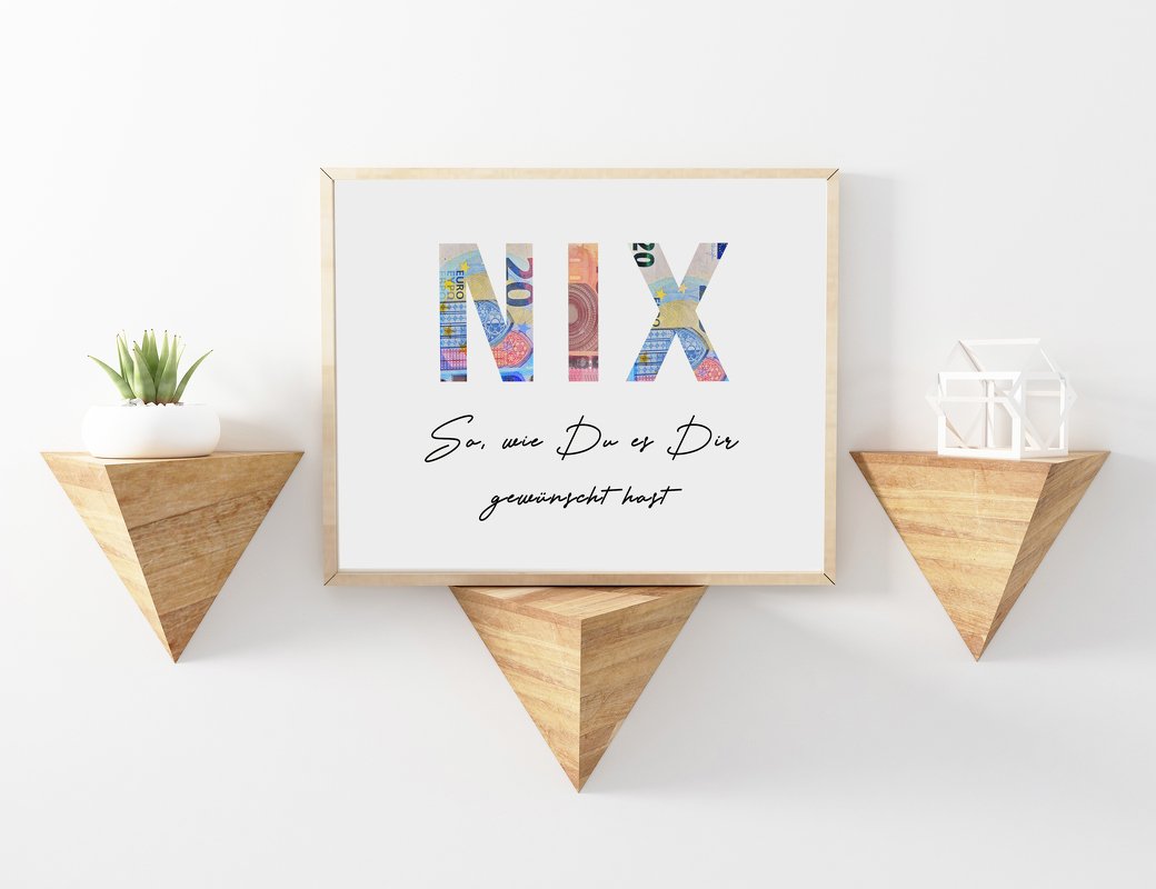 Gerahmtes Wandbild mit NIX aus Banknotenmotiven und dem Spruch „So, wie Du es Dir gewünscht hast“ an weißer Wand
