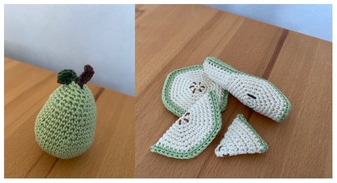 Helle, gehäkelte Birne und mehrere gehäkelte Birnenscheiben auf einer Holzfläche.