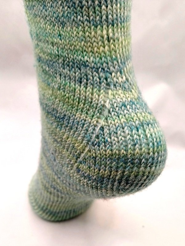 Detail der Fersennaht und Maschenstruktur einer gestrickten Socke